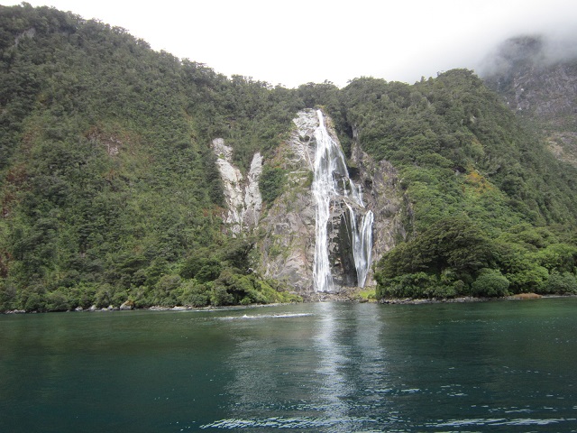 Typische waterval in een fjord